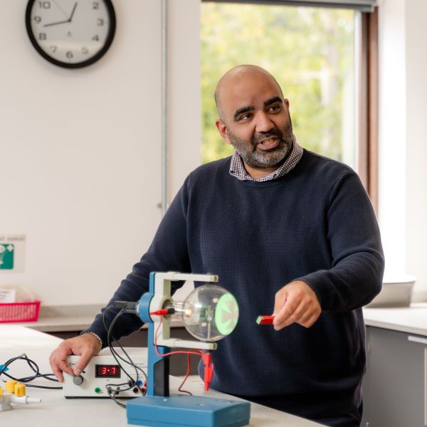 Demonsrating a Teltron tube in physics